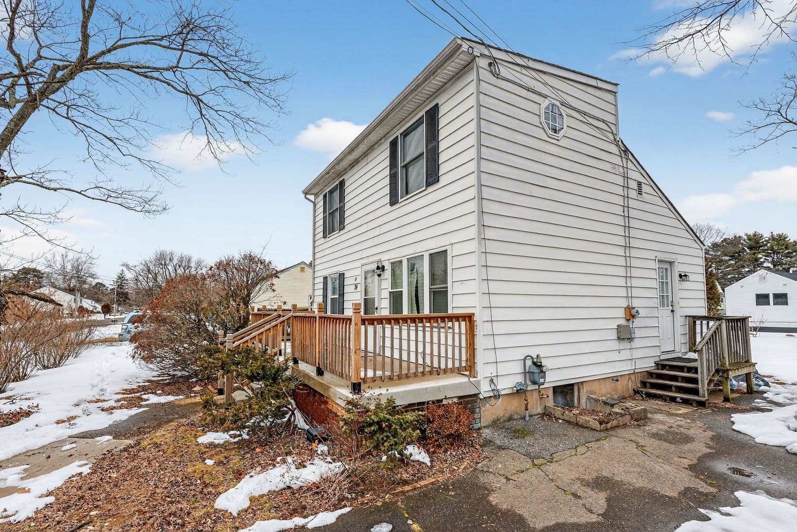 Old Bridge House: 24 Steinhardt Ave