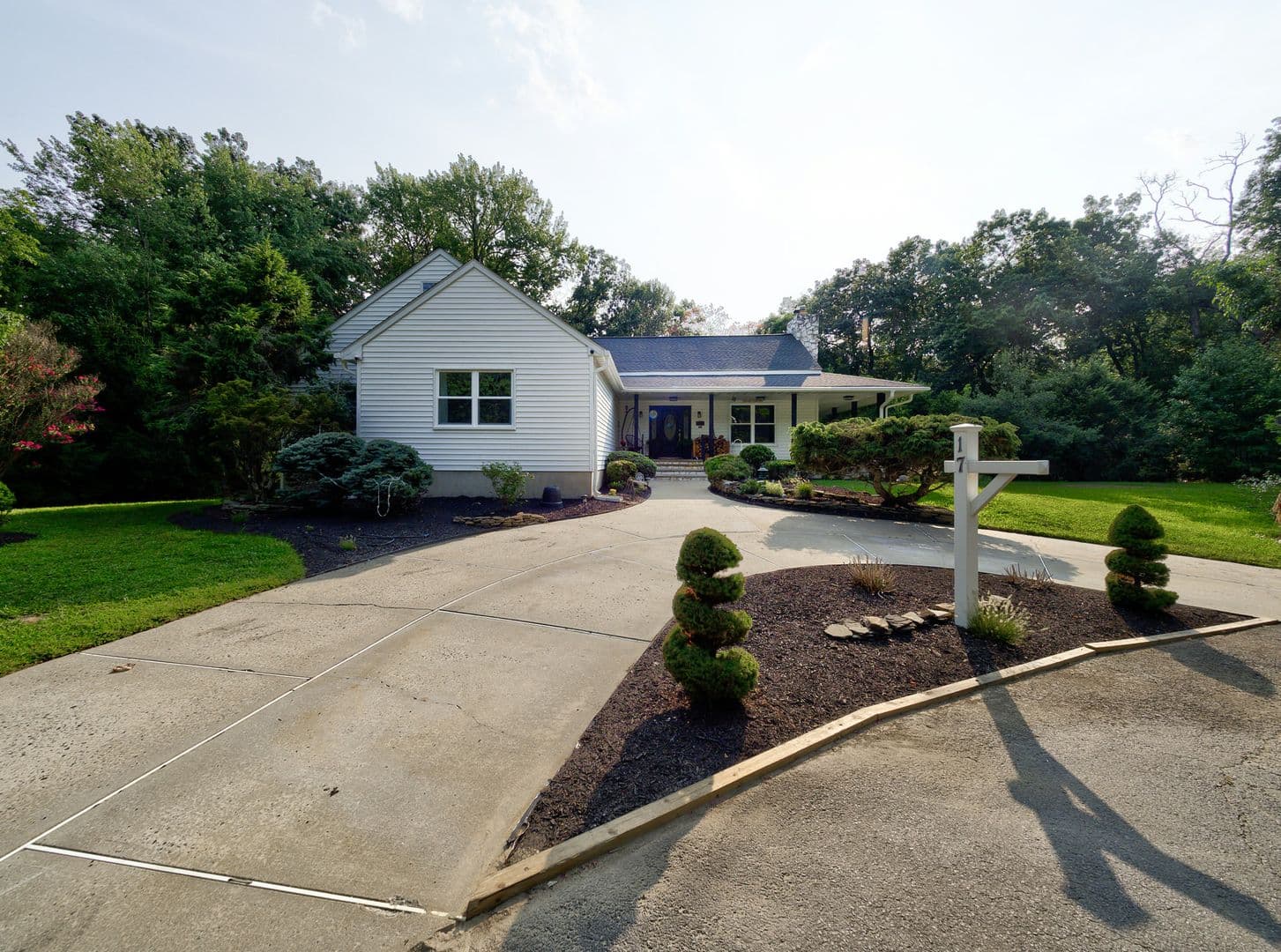 Morganville House: 17 Bauers Ln