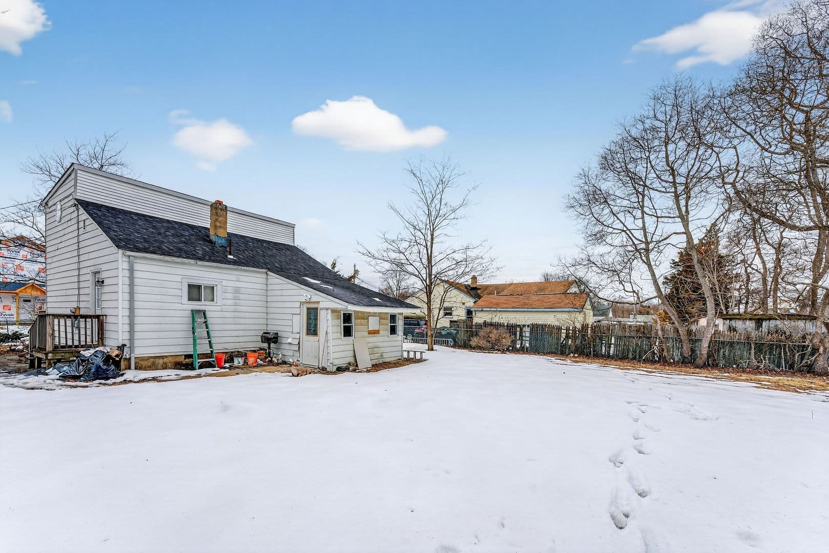 Old Bridge House: 24 Steinhardt Ave