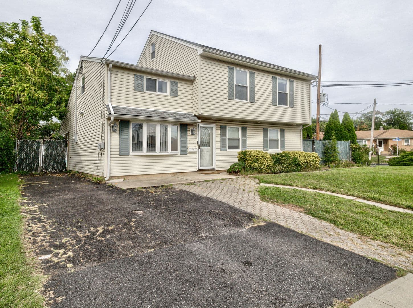 Carteret House: 74 Markowitz St