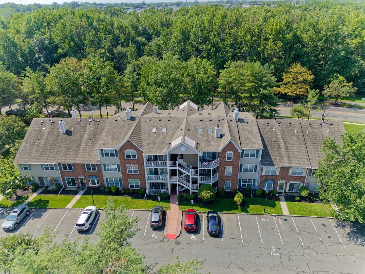 Hamilton Townhome: 96 Versailles Ct