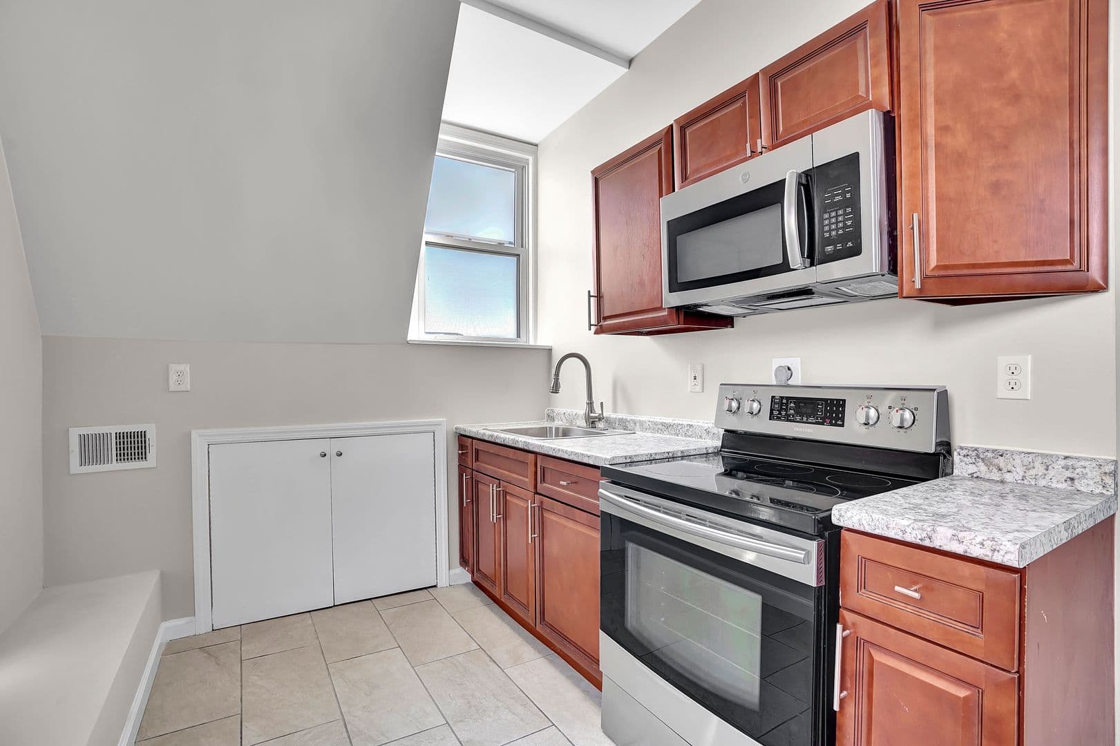 Newark Apartment: 142-144 Seymour Ave
