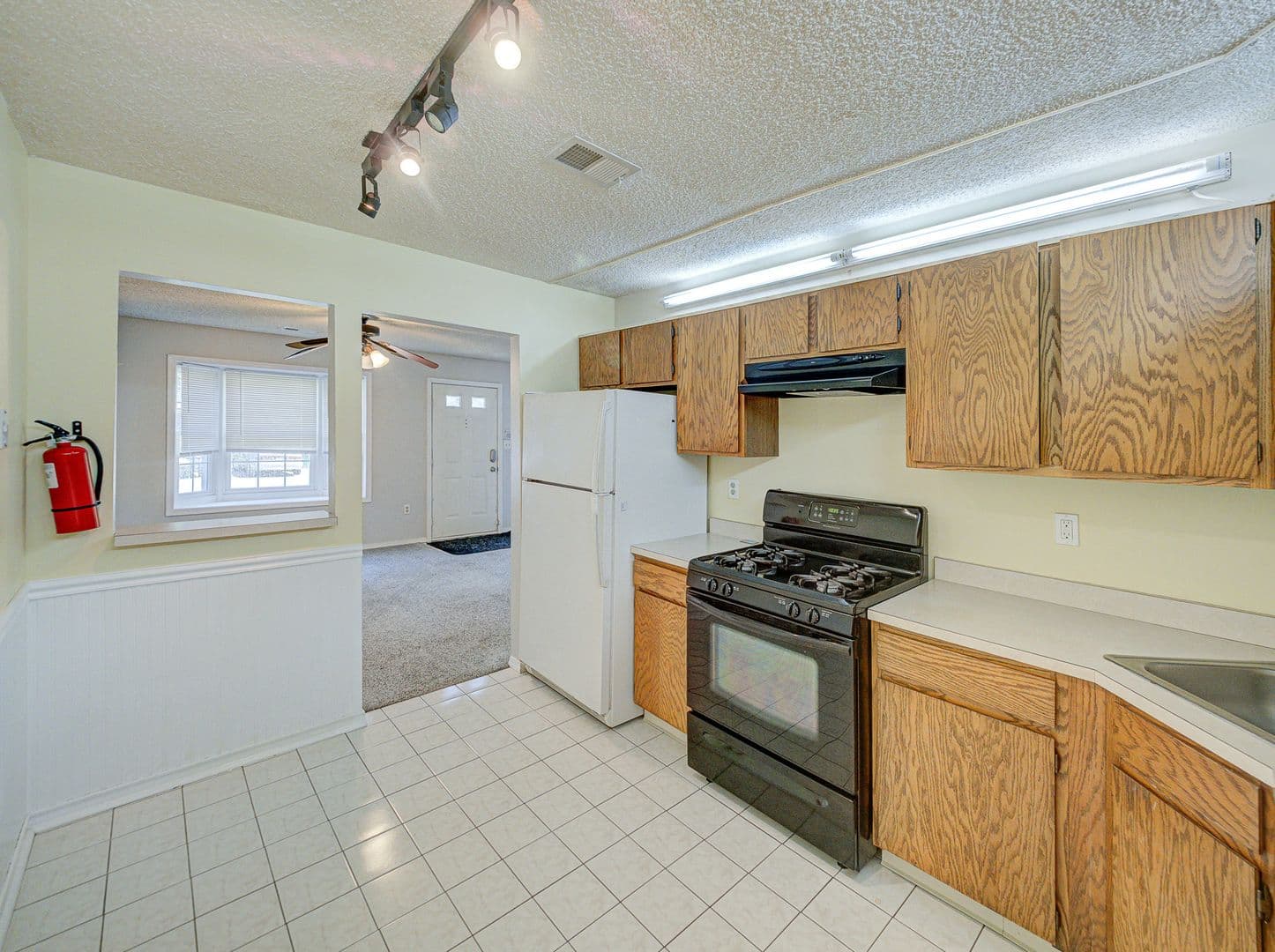 Hamilton Townhome: 96 Versailles Ct