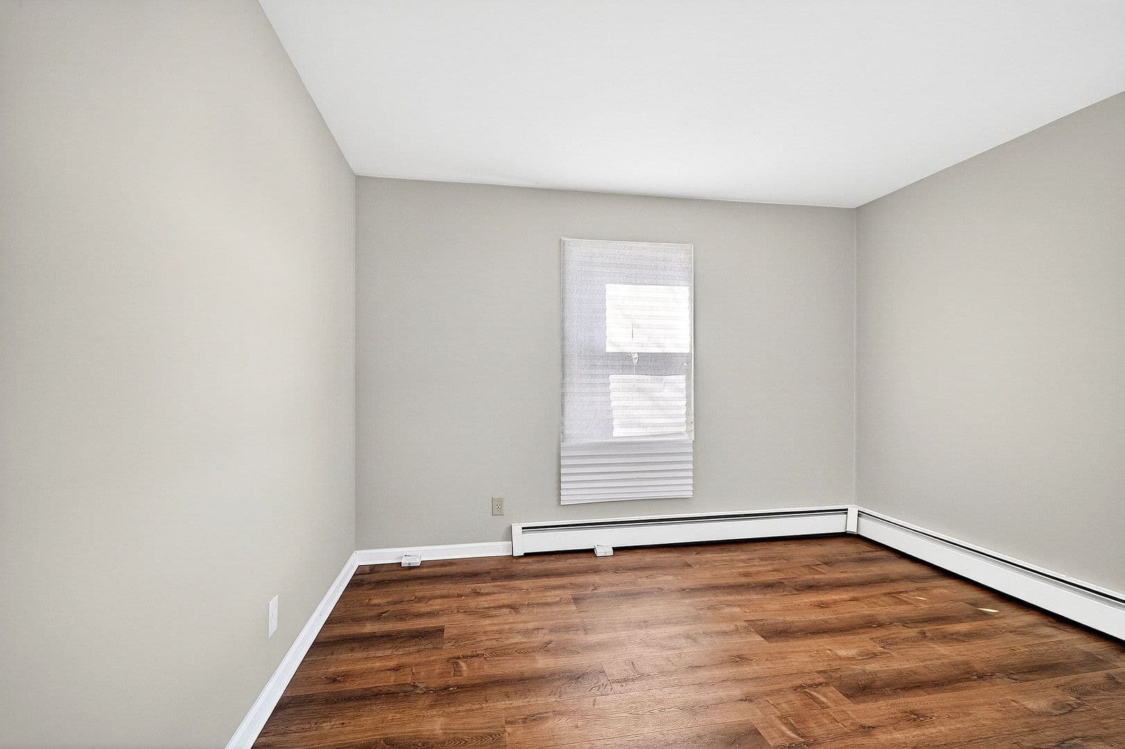 Old Bridge House: 24 Steinhardt Ave