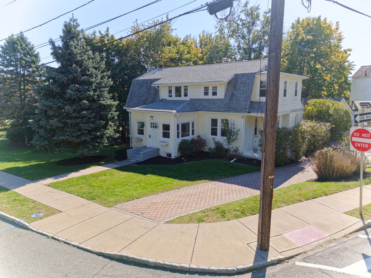 West Orange House: 14 Winding Way