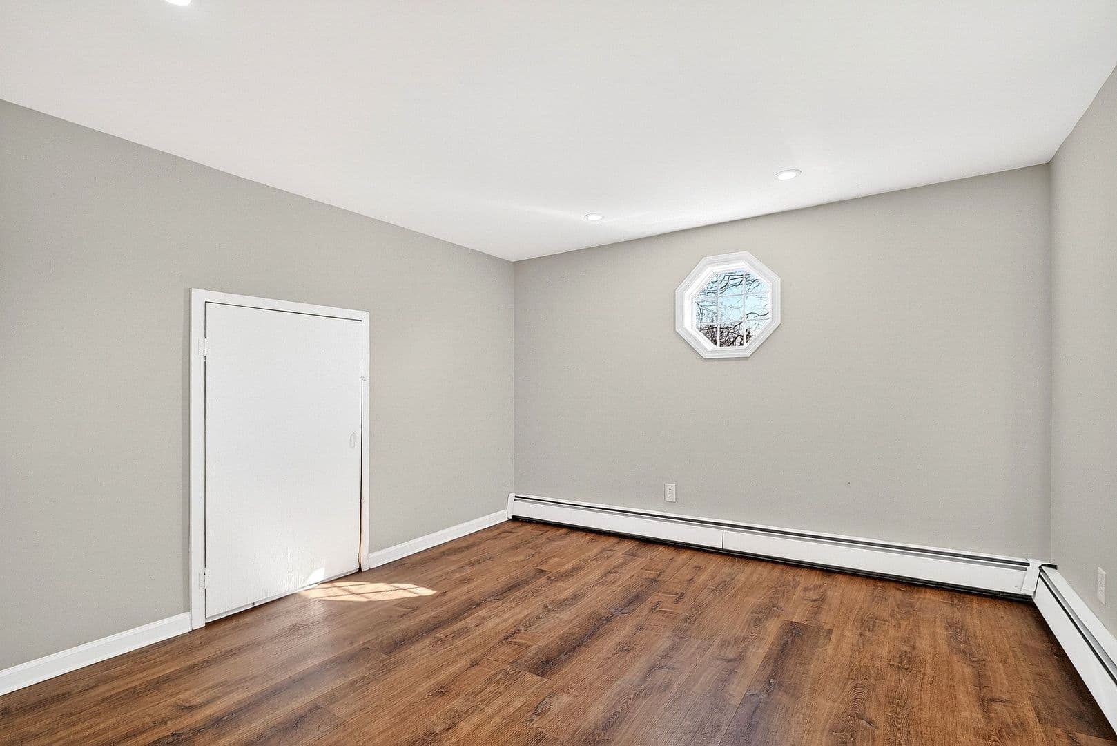 Old Bridge House: 24 Steinhardt Ave