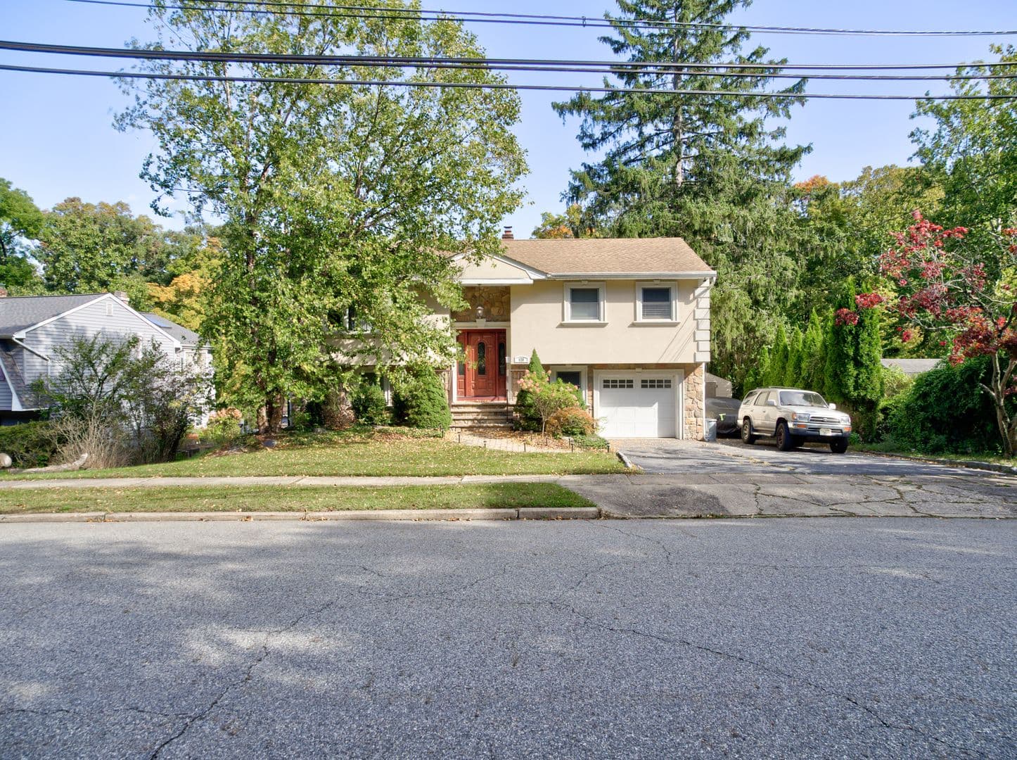 Bloomingdale House: 128 Reeve Ave,