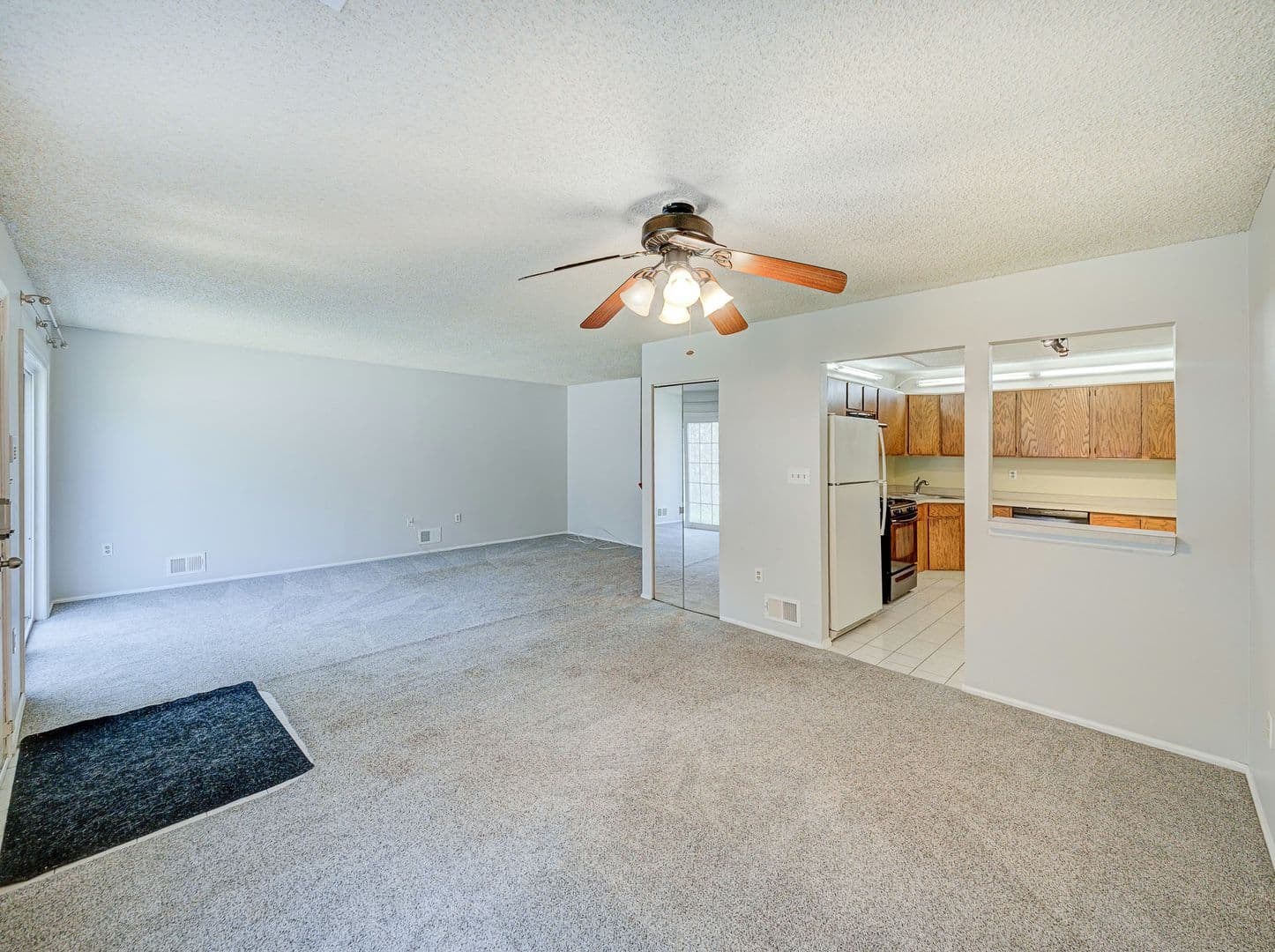 Hamilton Townhome: 96 Versailles Ct