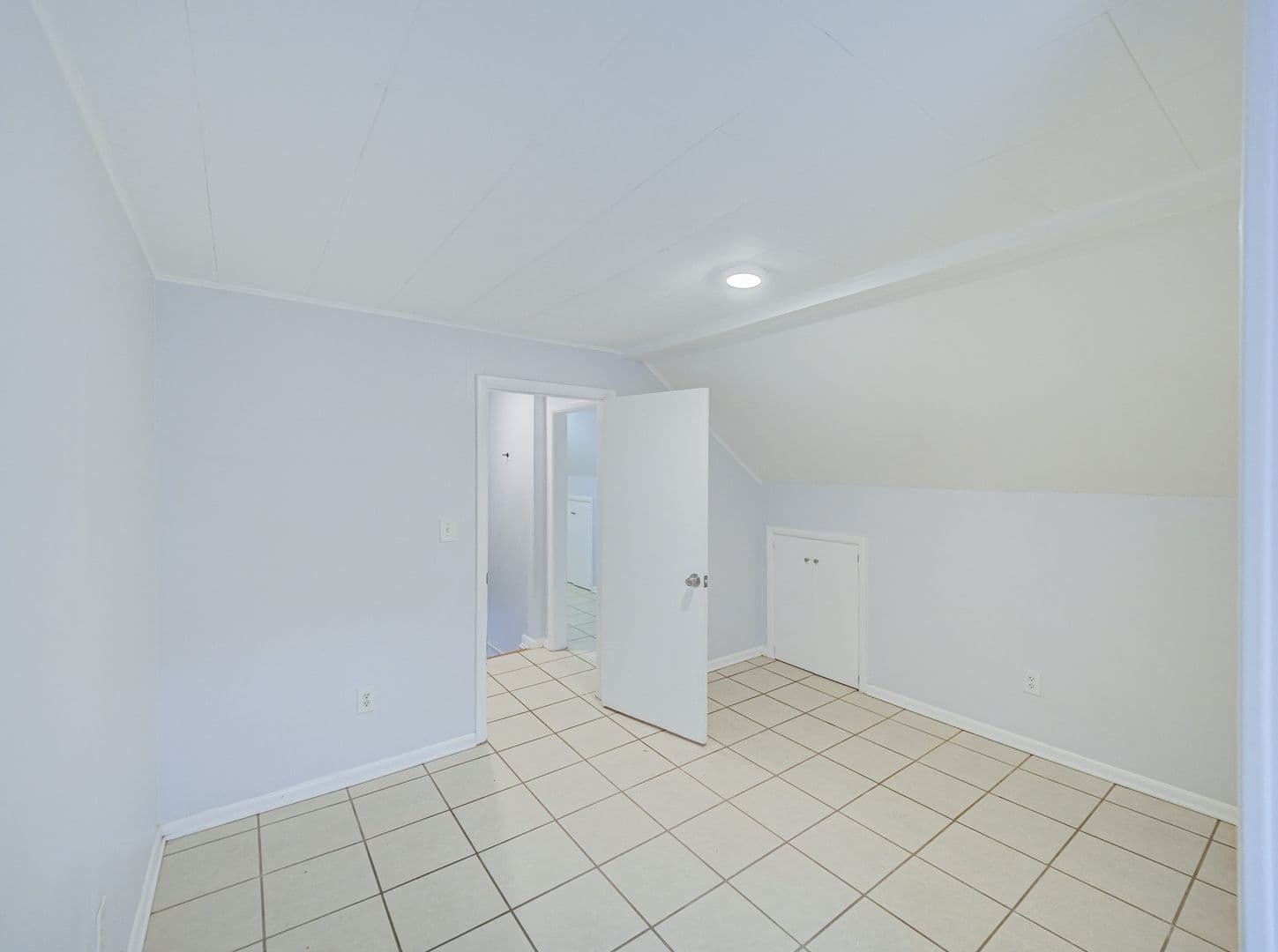 Bound Brook Apartment: 407 Longwood Ave
