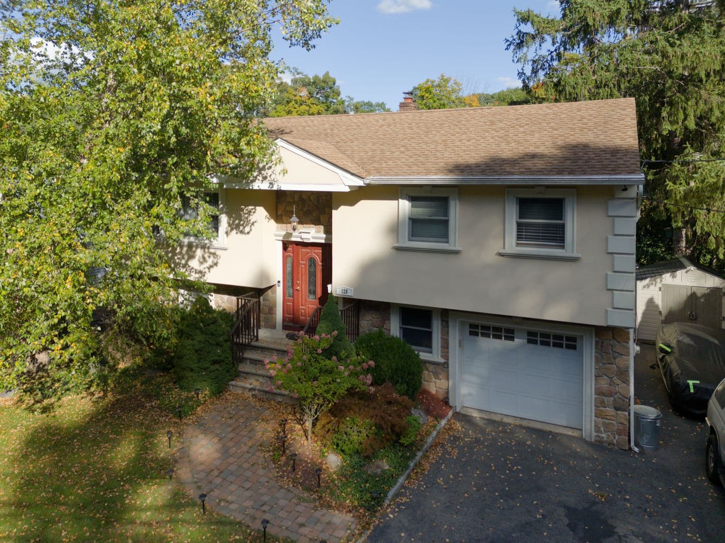 Bloomingdale House: 128 Reeve Ave,