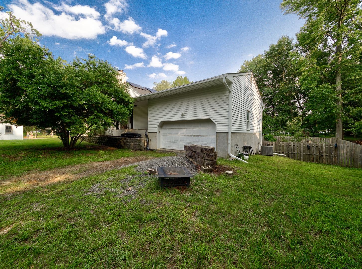 Morganville House: 17 Bauers Ln