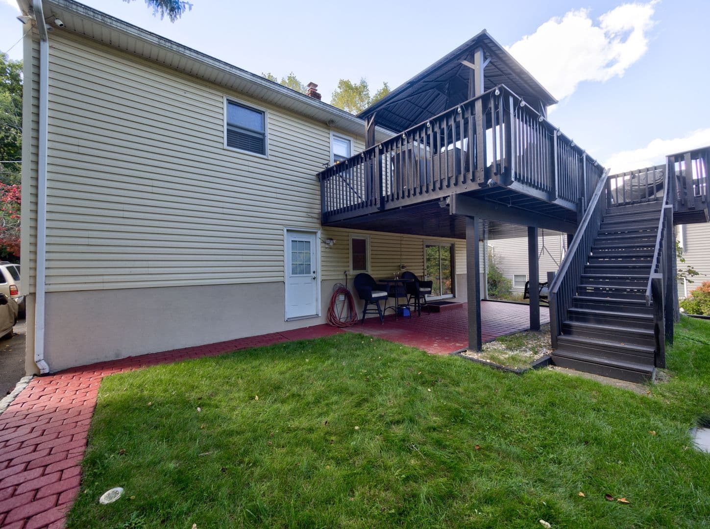Bloomingdale House: 128 Reeve Ave,