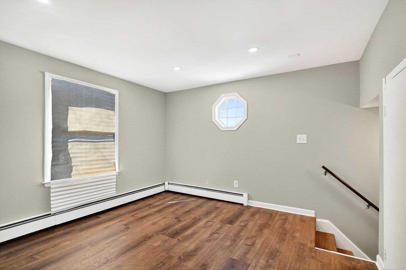 Old Bridge House: 24 Steinhardt Ave