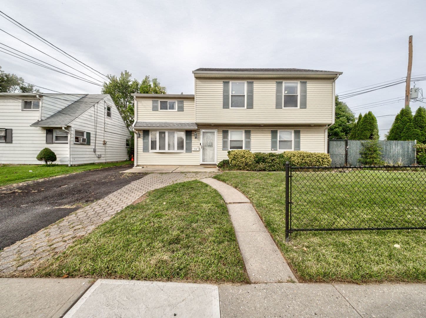 Carteret House: 74 Markowitz St