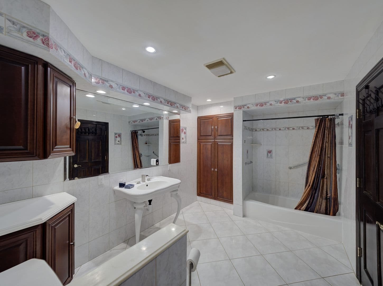 Morganville House: 17 Bauers Ln