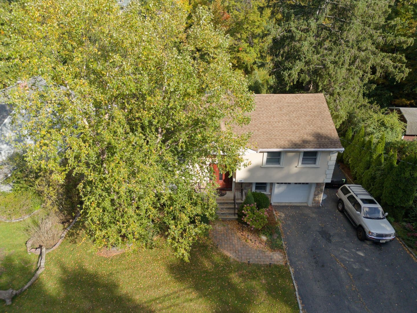 Bloomingdale House: 128 Reeve Ave,
