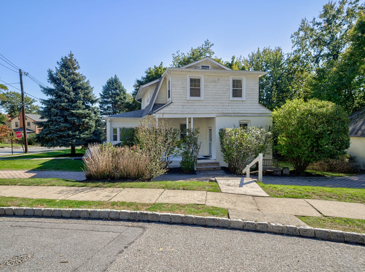 West Orange House: 14 Winding Way