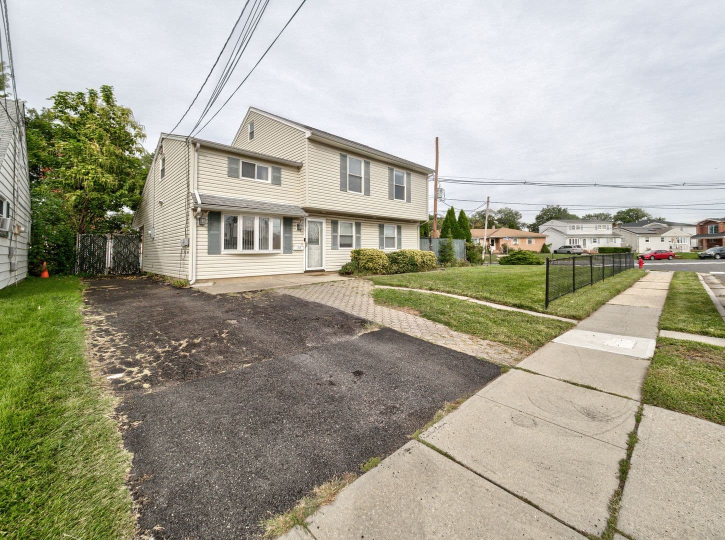 Carteret House: 74 Markowitz St