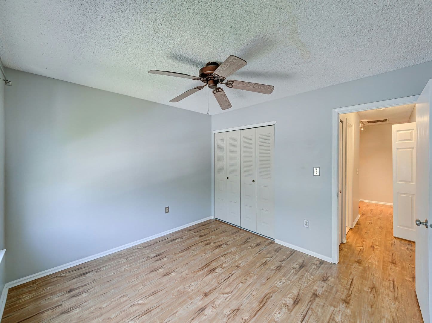 Hamilton Townhome: 96 Versailles Ct