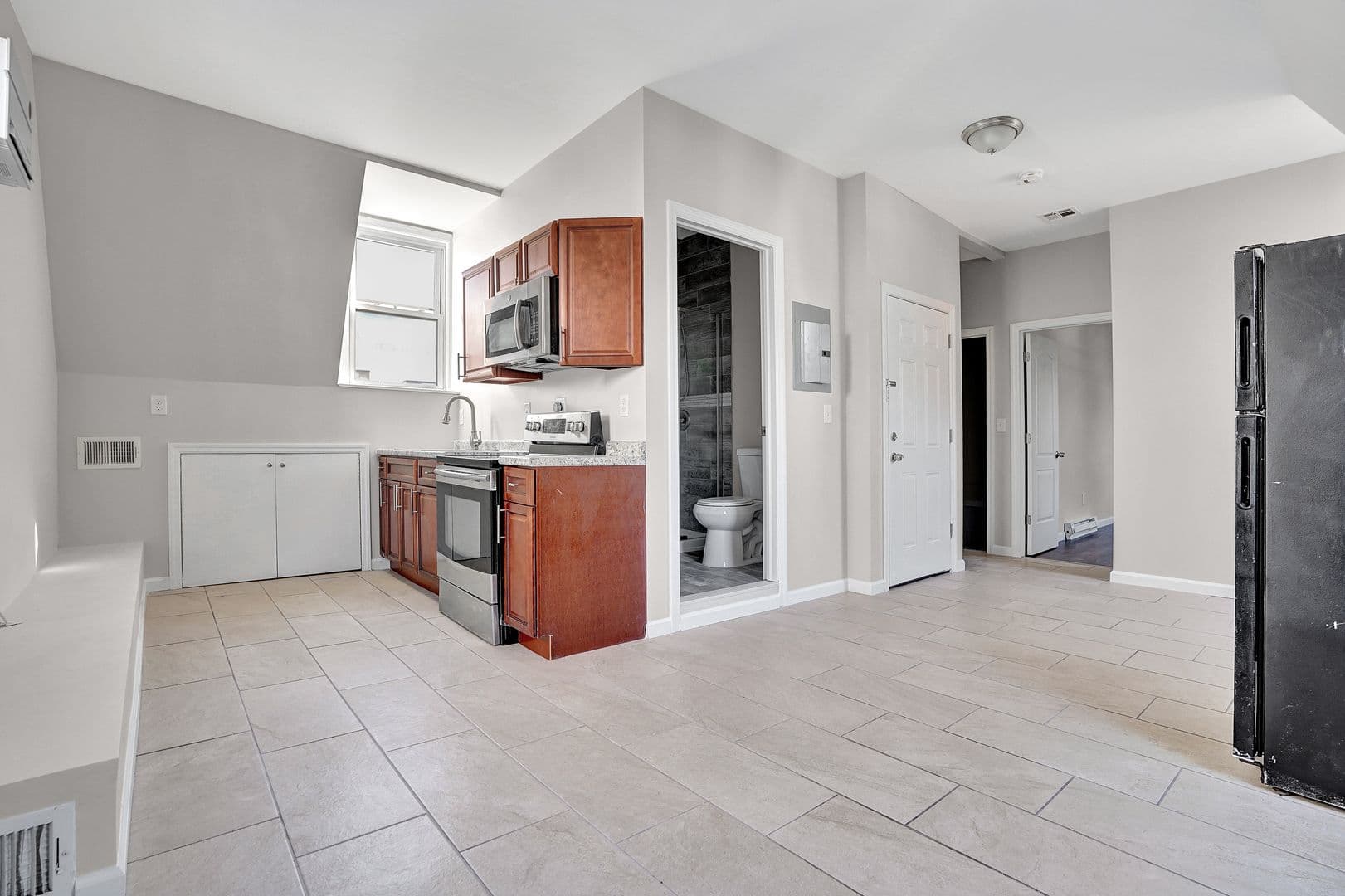 Newark Apartment: 142-144 Seymour Ave