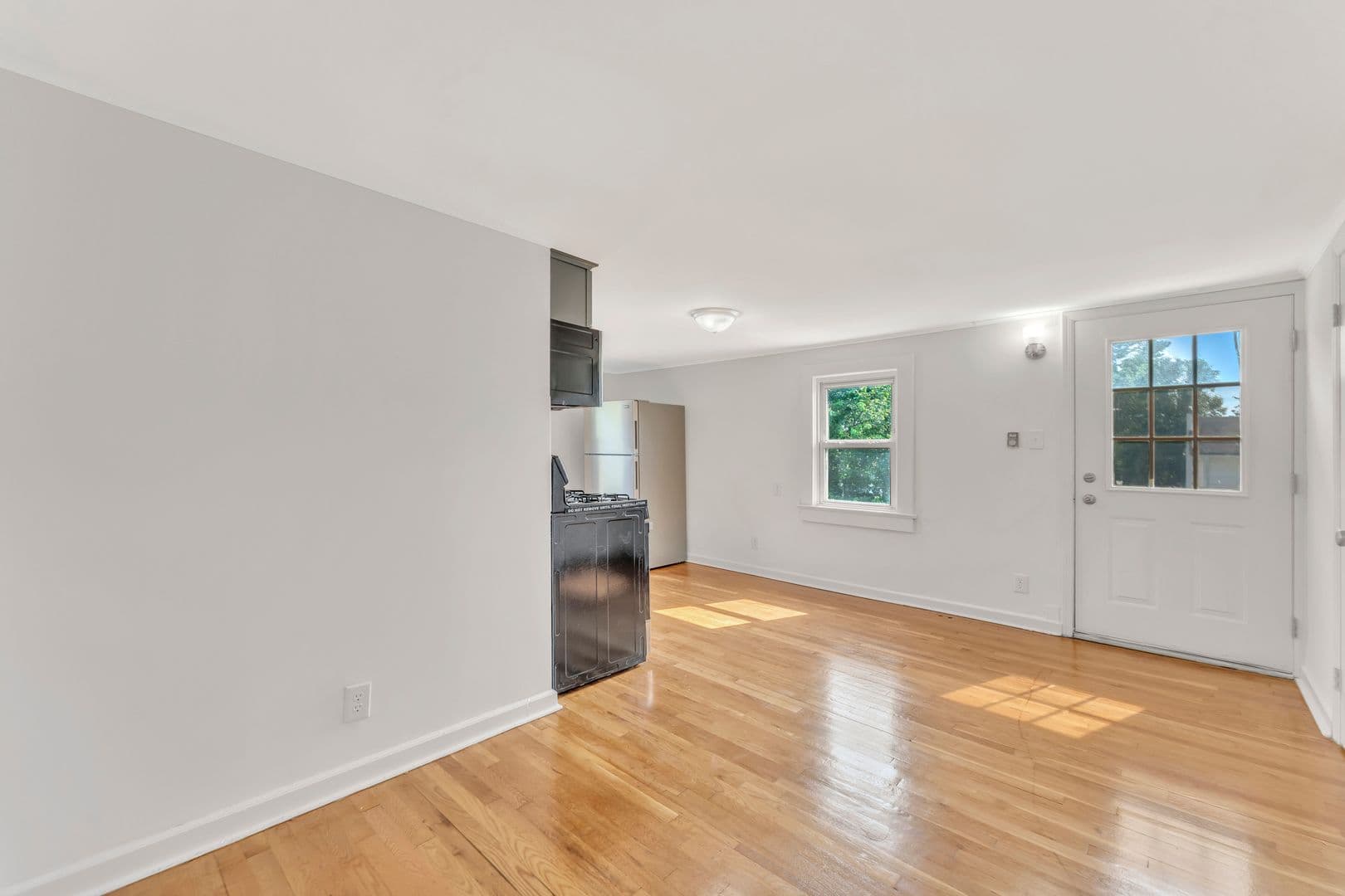 Jamesburg Apartment: 37 Hooker St