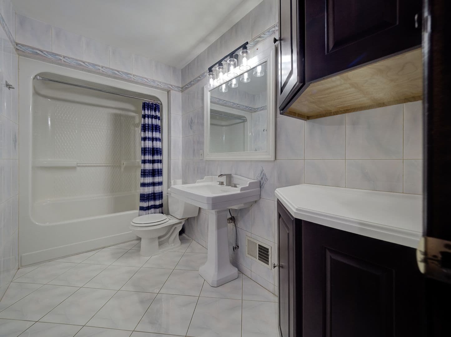 Morganville House: 17 Bauers Ln
