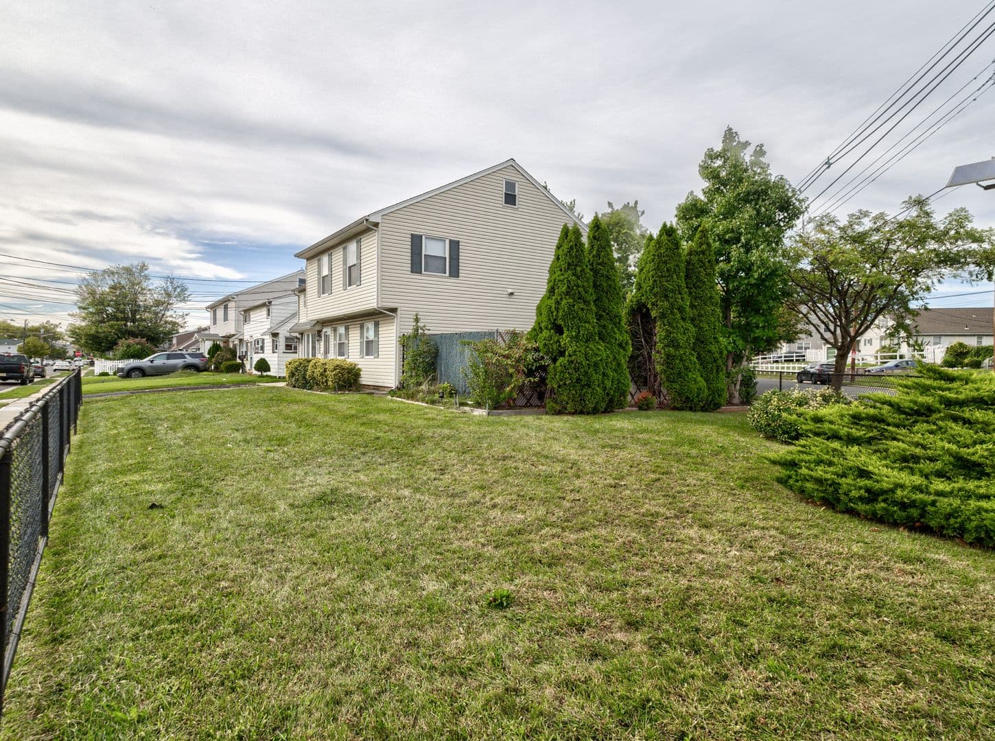 Carteret House: 74 Markowitz St