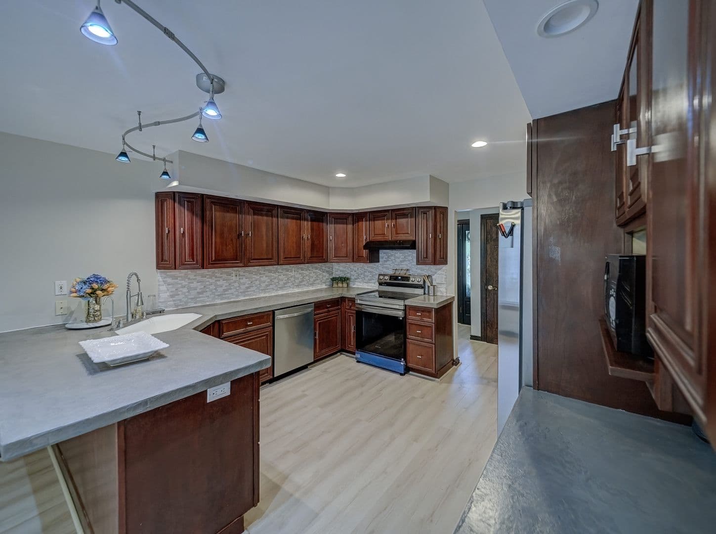 Morganville House: 17 Bauers Ln
