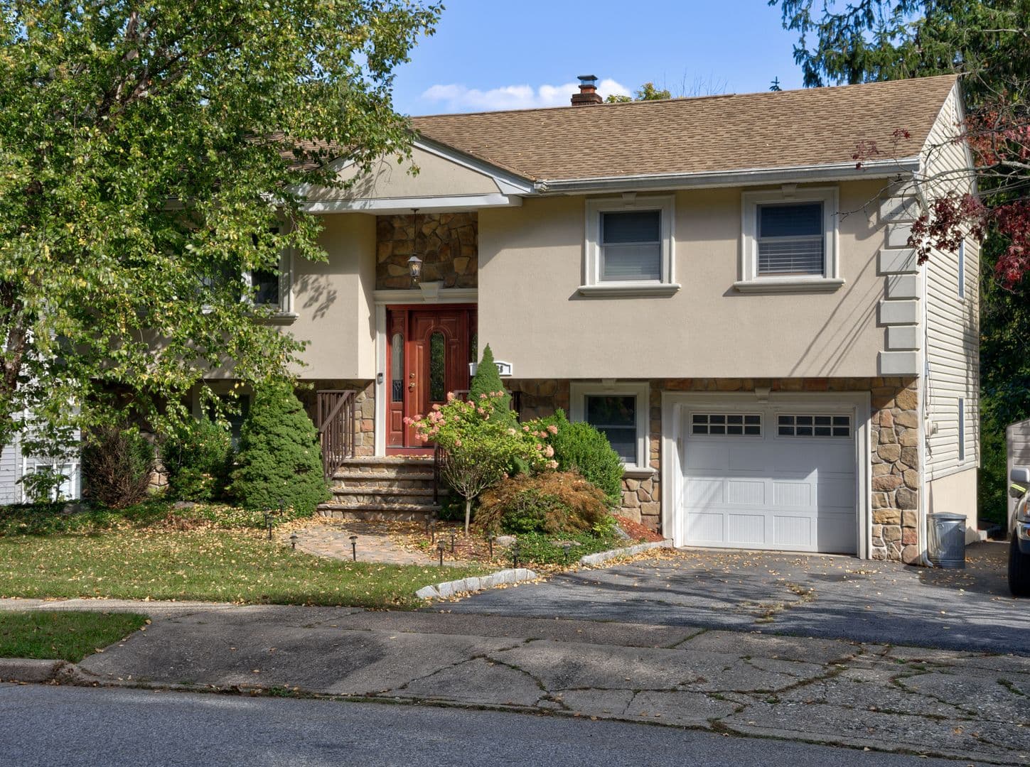 Bloomingdale House: 128 Reeve Ave,