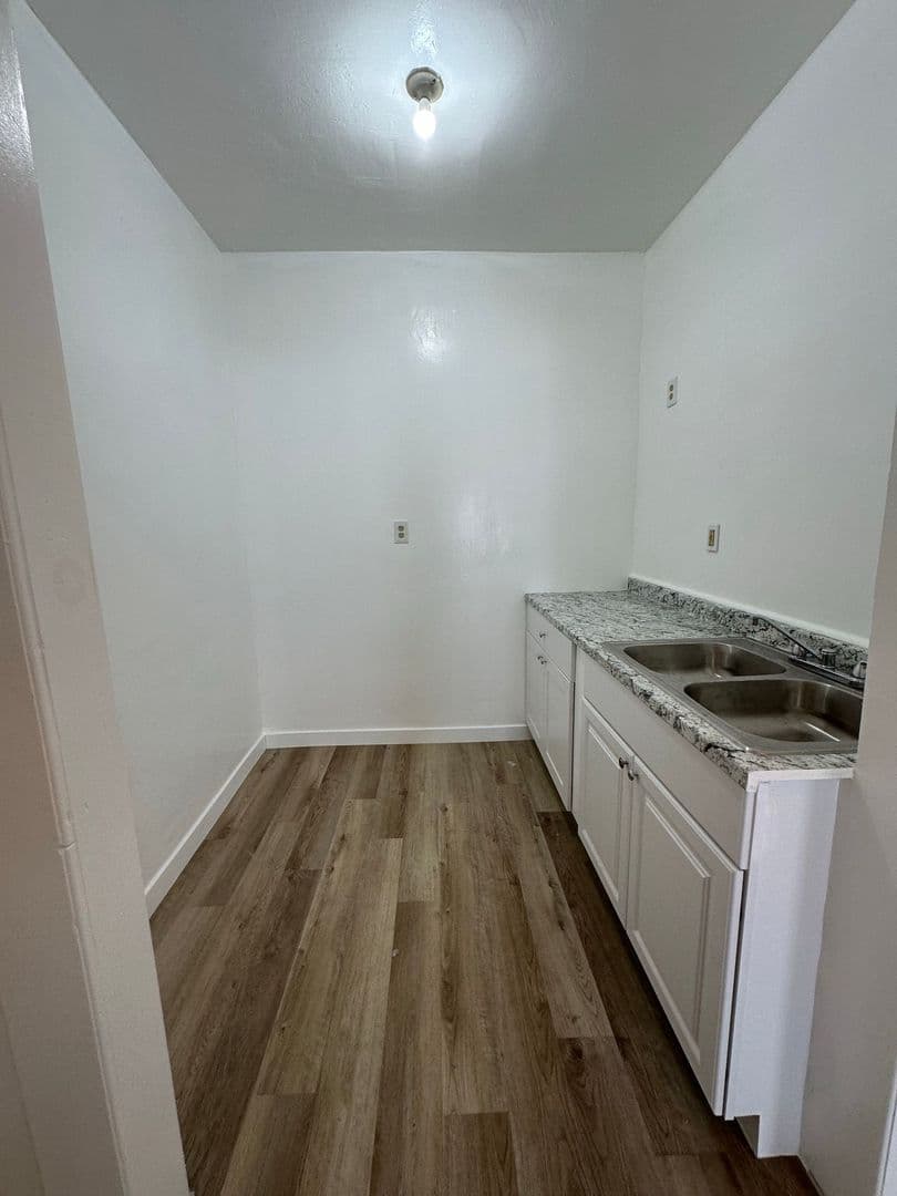 Los Angeles Apartment: 901 S Vermont Ave.