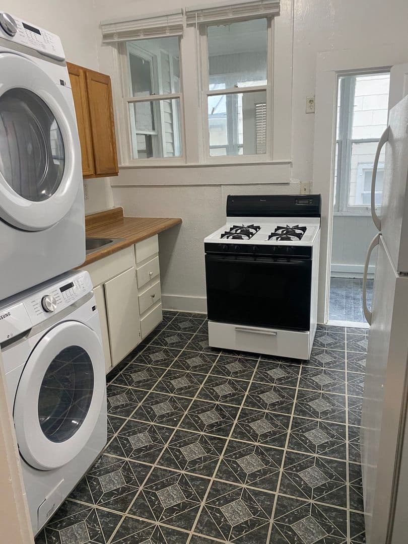 Lafayette Apartment: 212 Tinkler Street