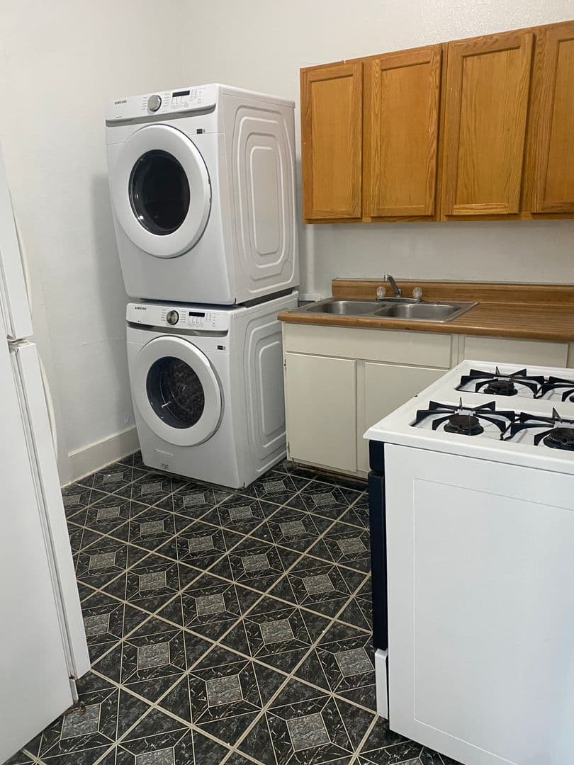 Lafayette Apartment: 212 Tinkler Street