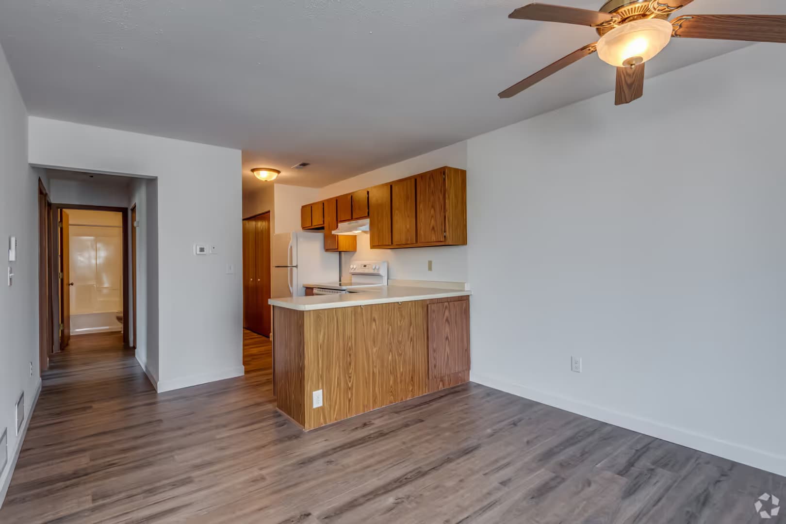 Oak Creek Apartment: 8385 S. Yorkshire Dr.