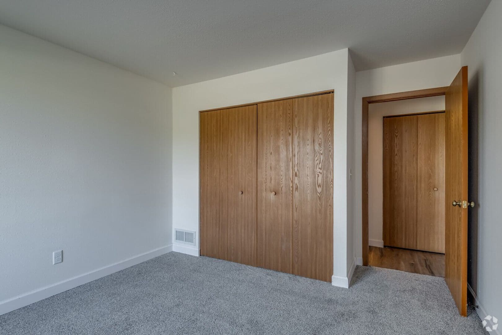 Oak Creek Apartment: 8385 S. Yorkshire Dr.