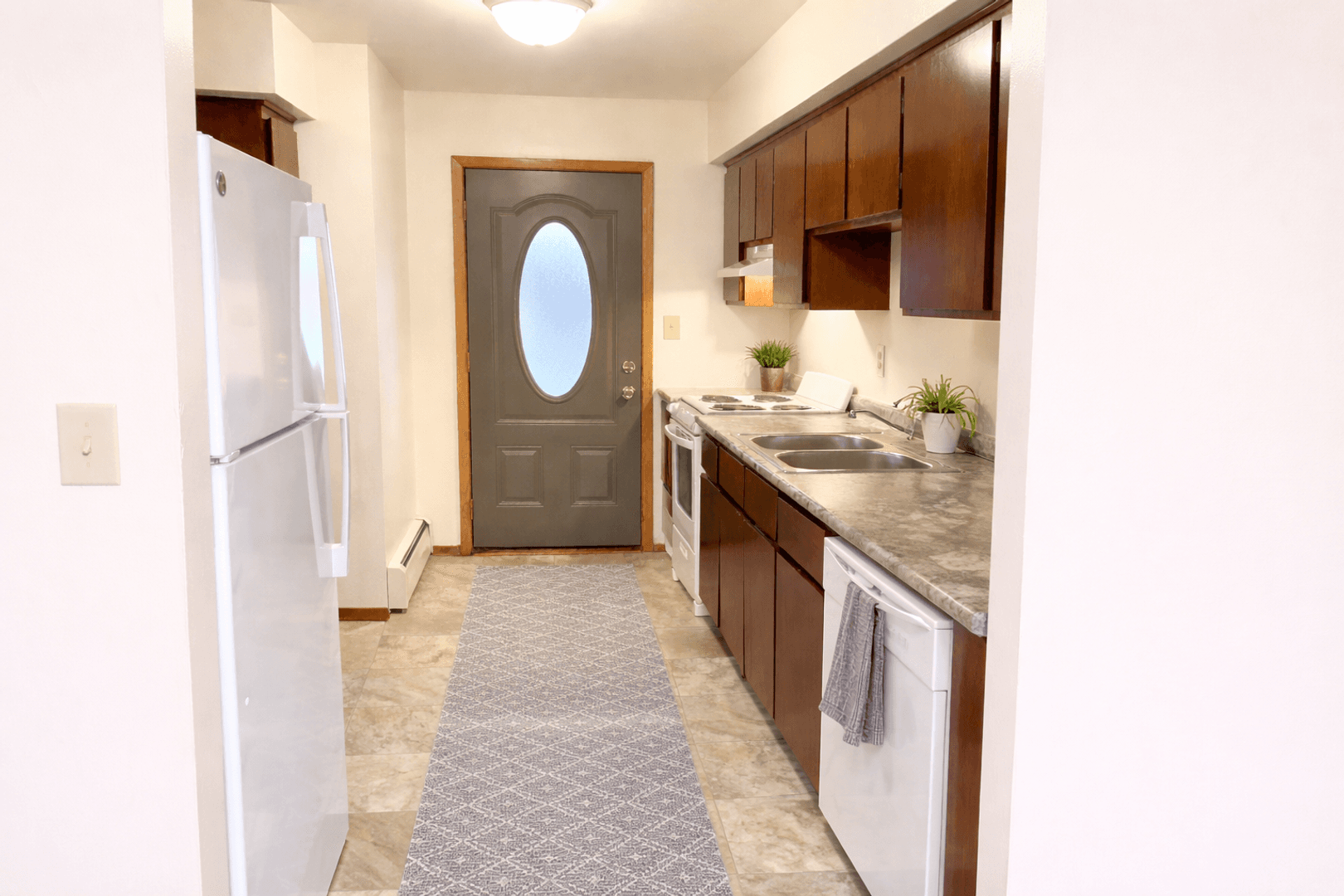 Oak Creek Apartment: 8828 S. Oak Park Drive