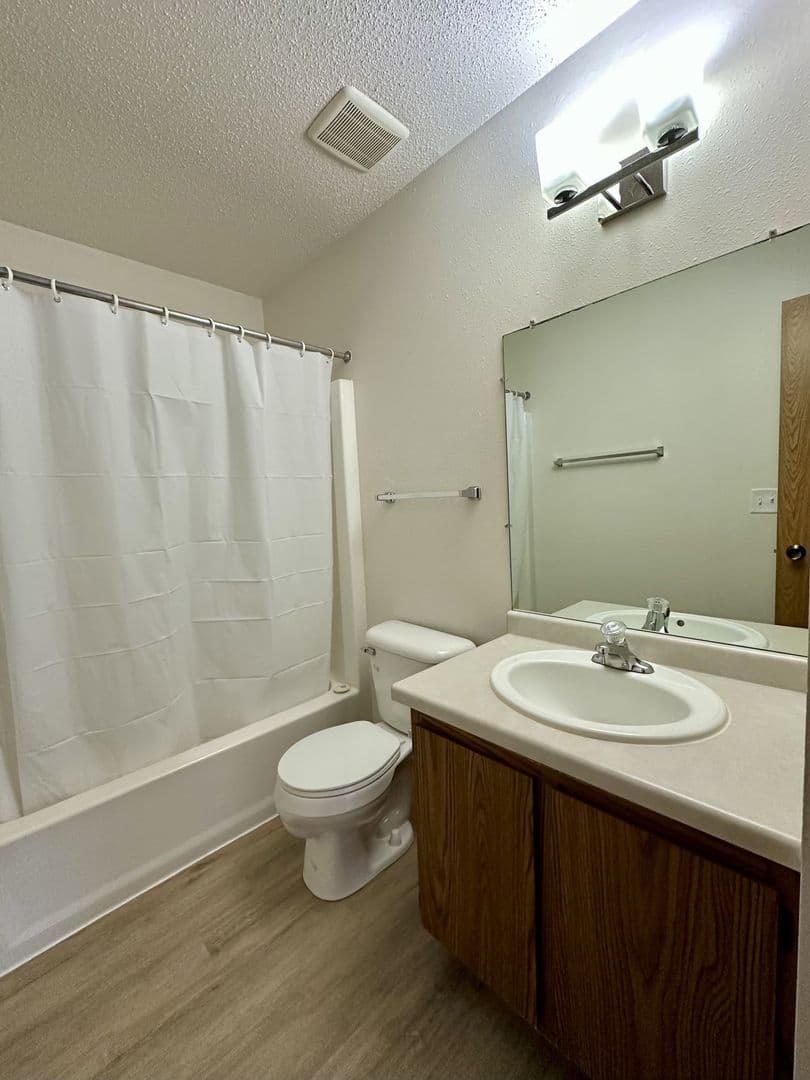 Oak Creek Apartment: 8385 S. Yorkshire Dr.