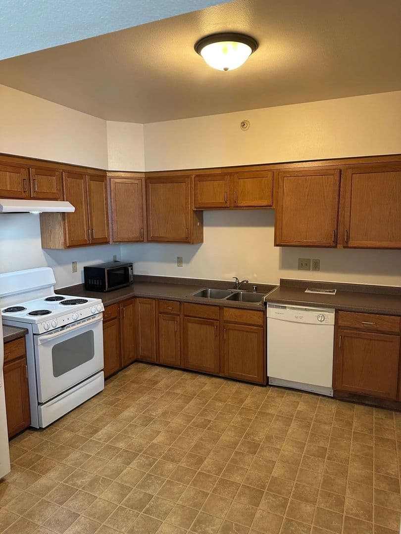 Racine Apartment: 1403 W. 6th St.