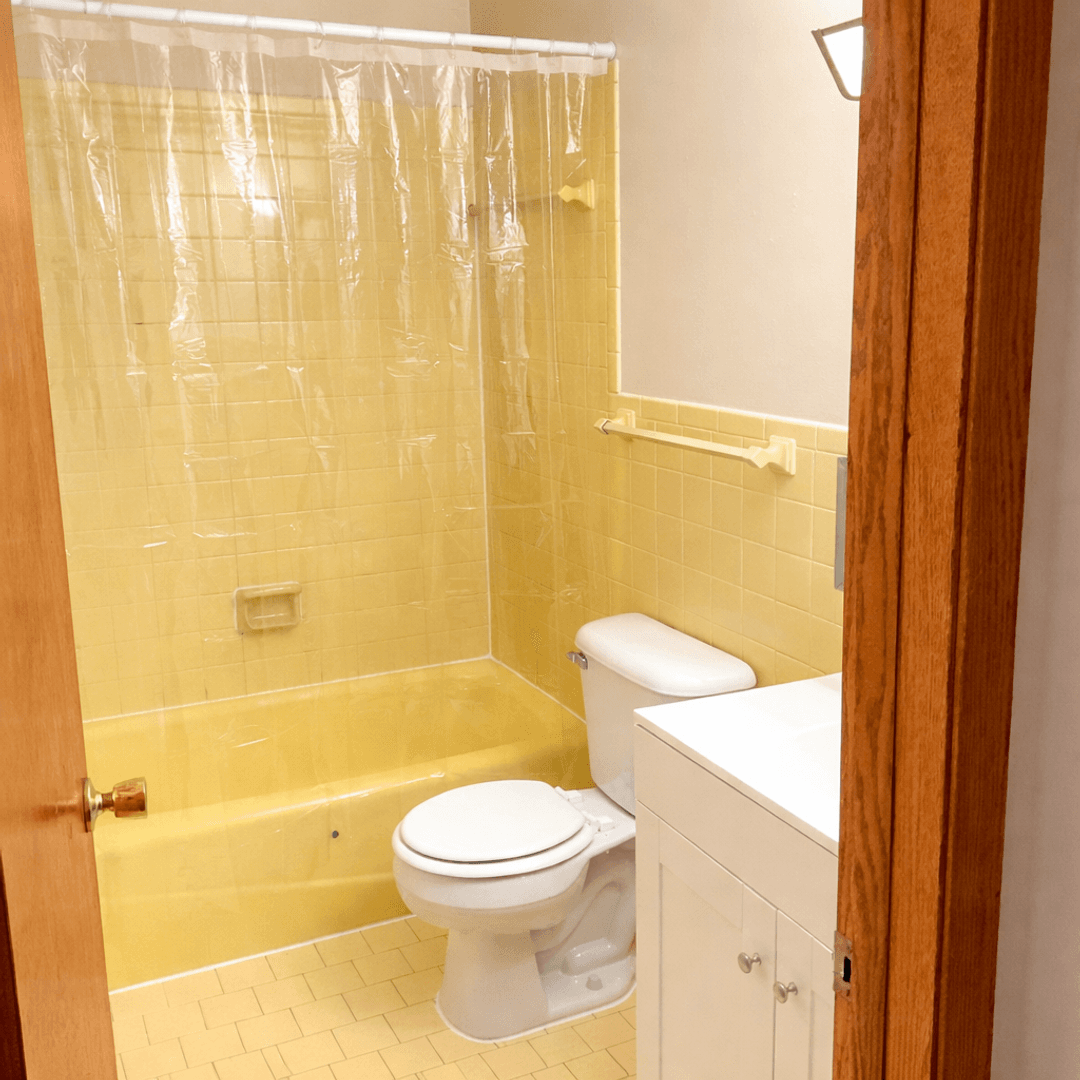 Oak Creek Apartment: 8828 S. Oak Park Drive