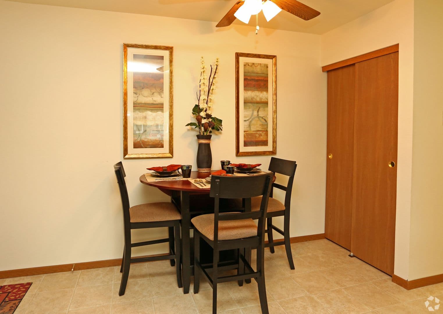 Green Bay Apartment: 2021 Deckner Ave.