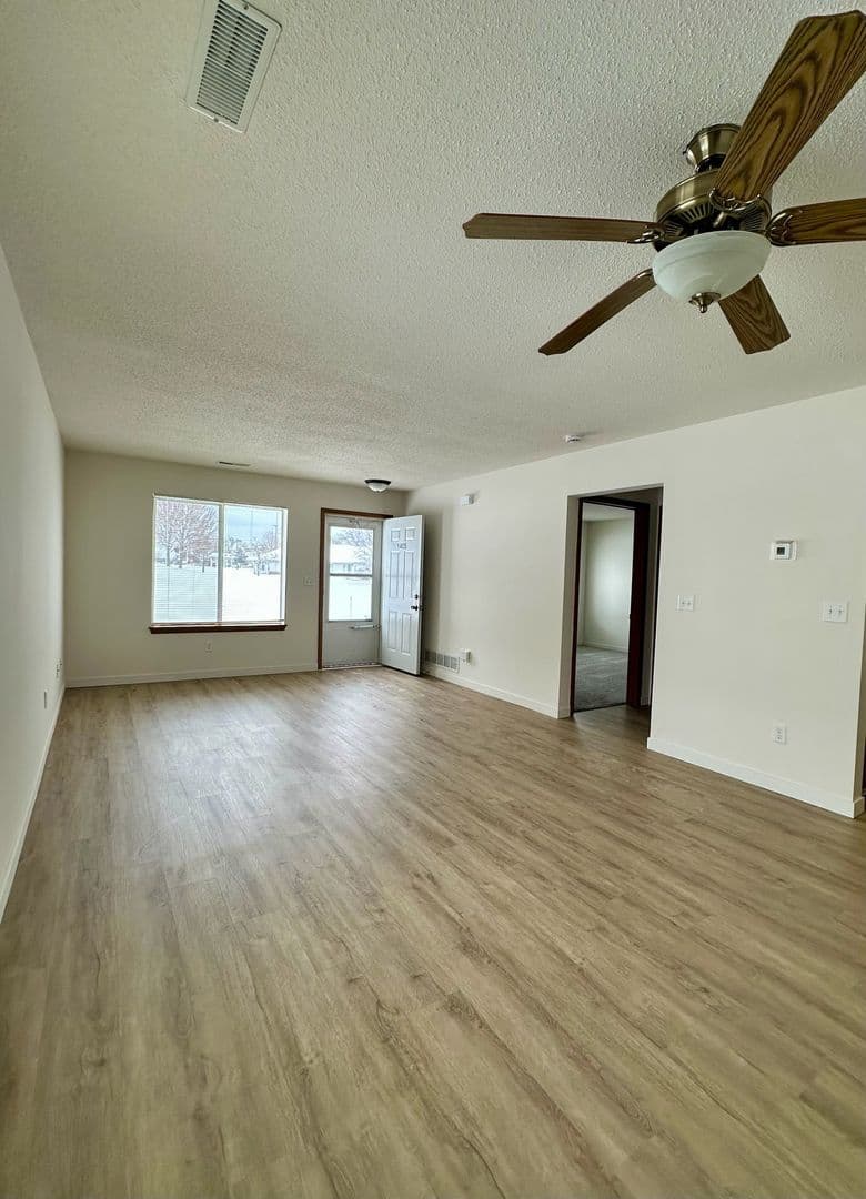 Oak Creek Apartment: 8385 S. Yorkshire Dr.