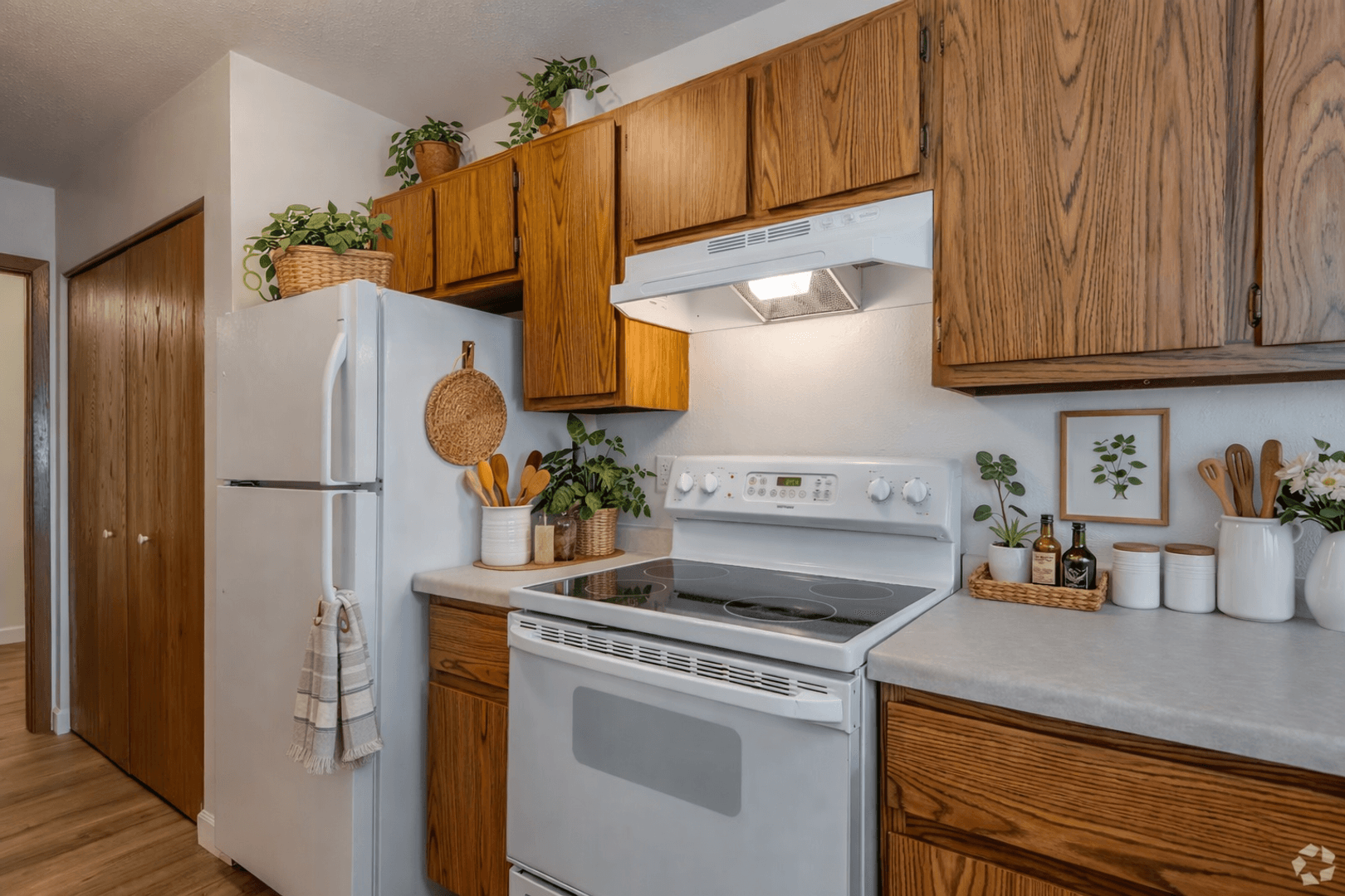Oak Creek Apartment: 8385 S. Yorkshire Dr.