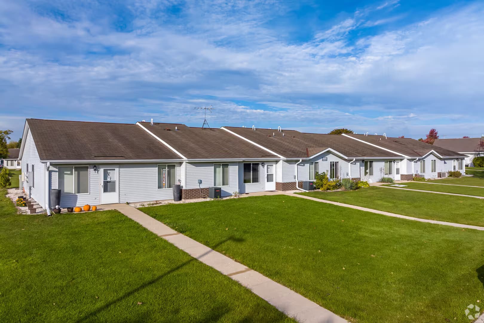 Oak Creek Apartment: 8385 S. Yorkshire Dr.