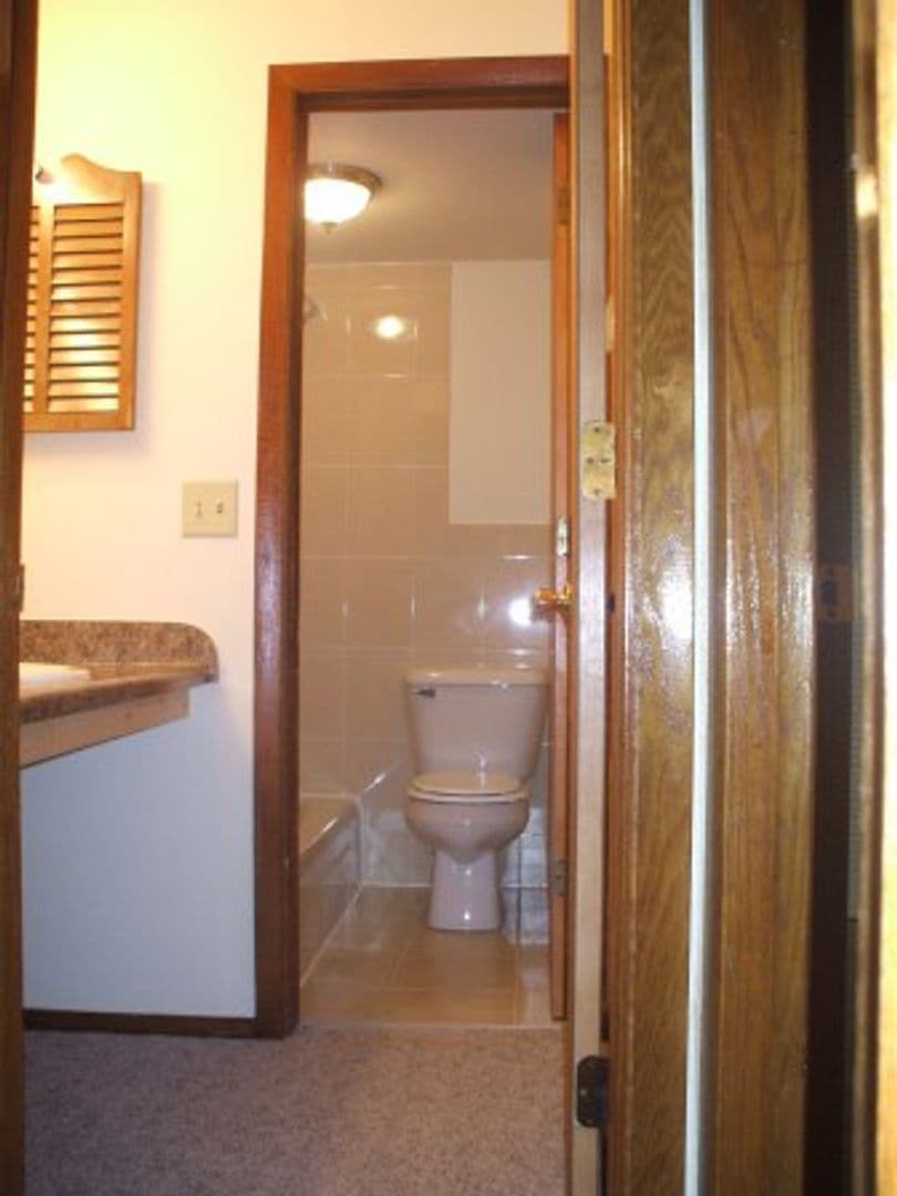 Oak Creek Apartment: 7926 S. Wildwood Drive #1