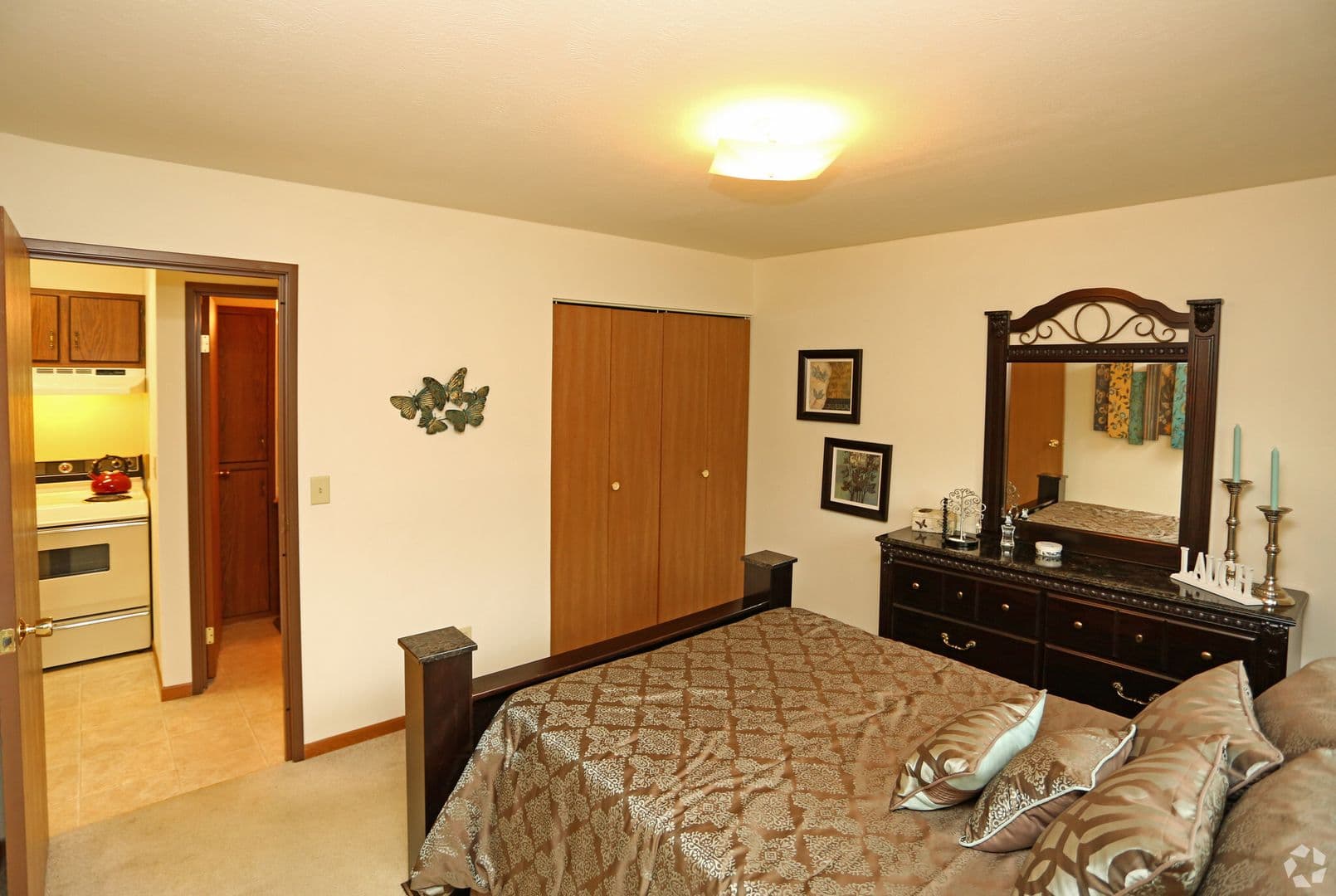 Green Bay Apartment: 2021 Deckner Ave.