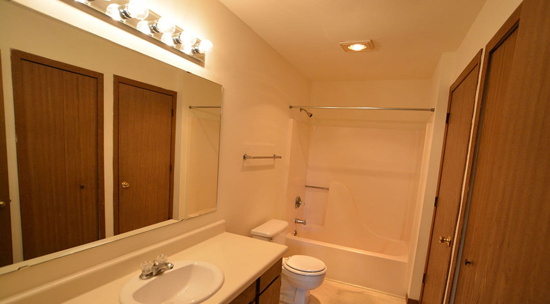 Madison Apartment: 1 Northridge Terrace