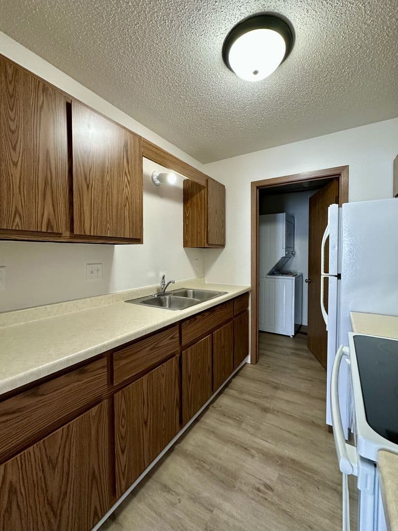 Oak Creek Apartment: 8385 S. Yorkshire Dr.