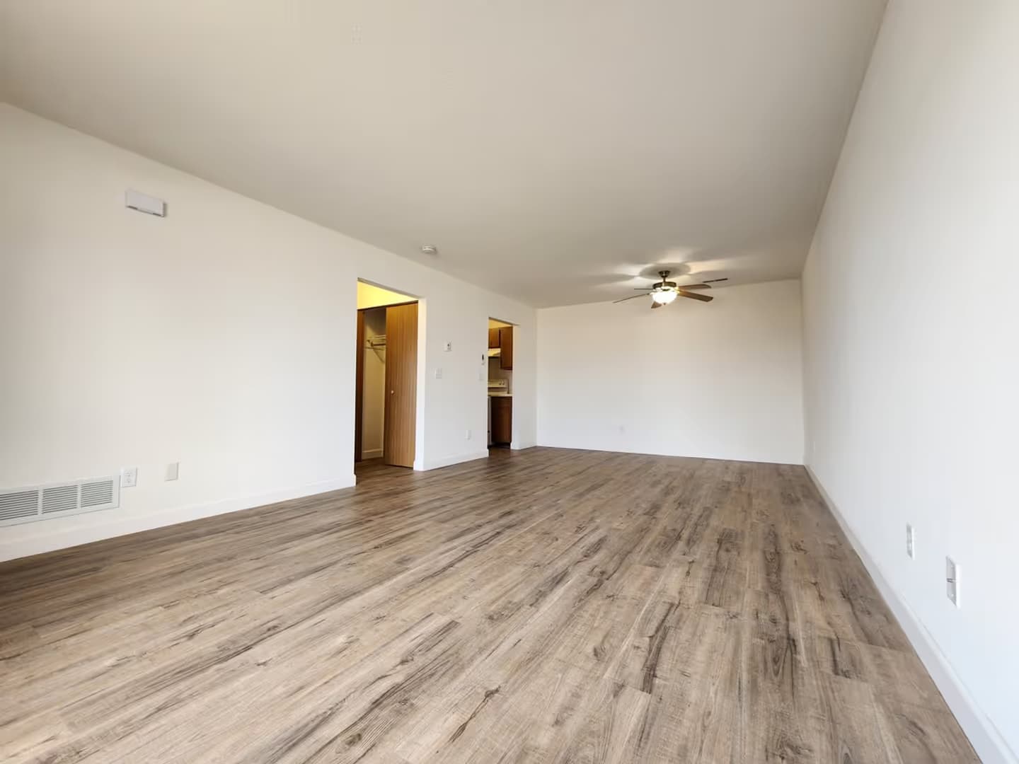 Oak Creek Apartment: 8385 S. Yorkshire Dr.