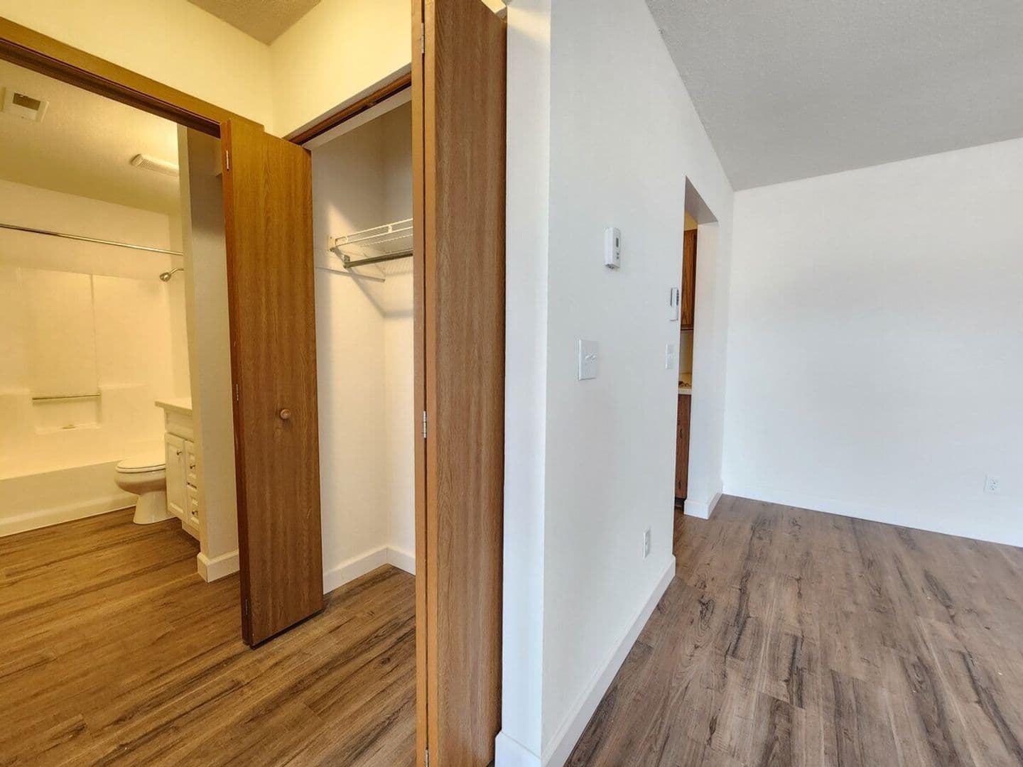 Oak Creek Apartment: 8385 S. Yorkshire Dr.
