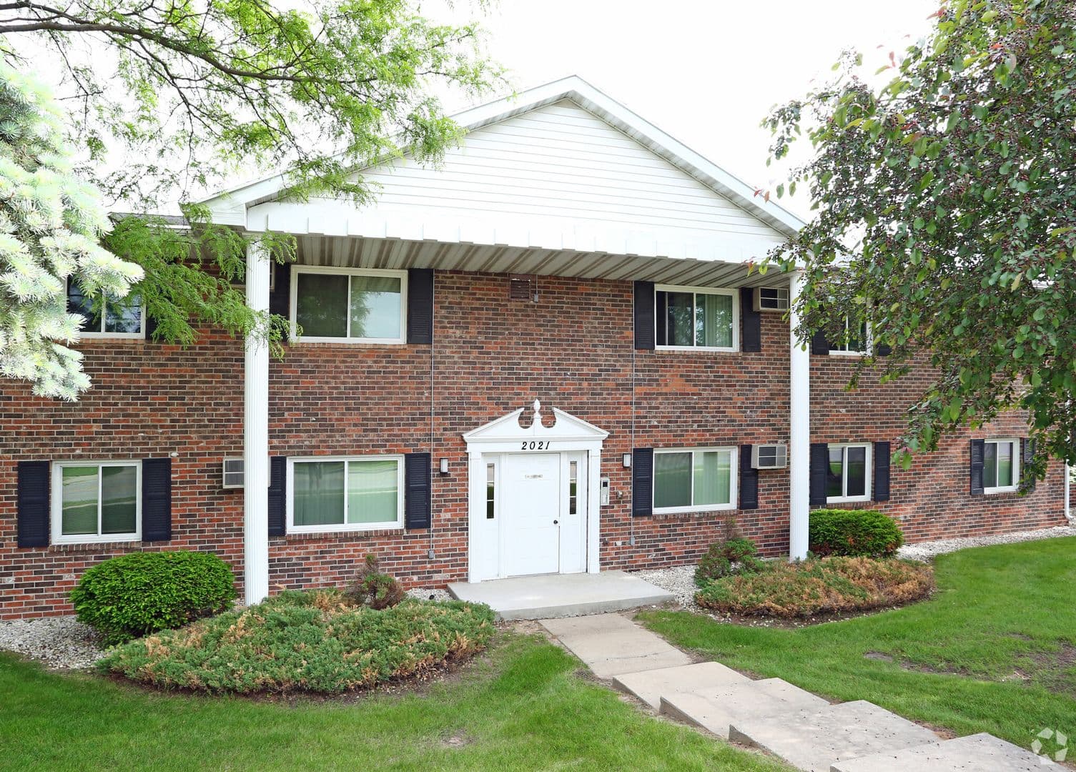Green Bay Apartment: 2021 Deckner Ave.