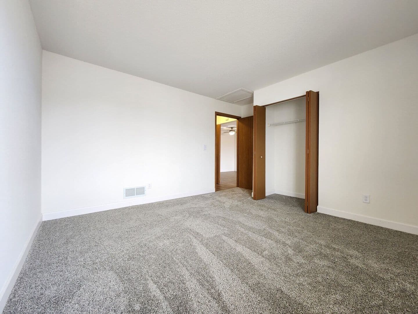 Oak Creek Apartment: 8385 S. Yorkshire Dr.